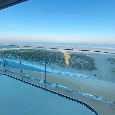 Beachside With Views, Cleaning Included Nieuwpoort